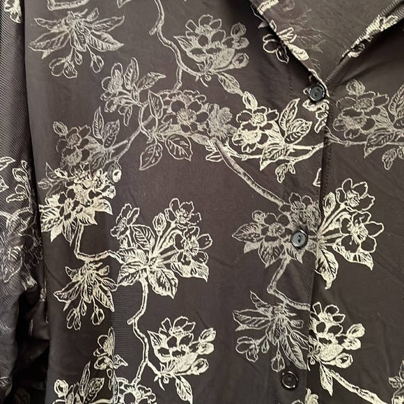EUC Venezia Black & Gray Floral Button-Down Half-Sleeve Blouse, Size 18/20 - Picture 4 of 7